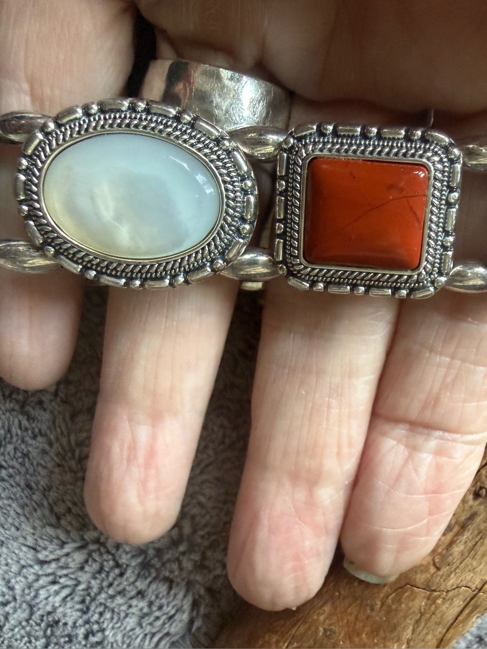 Orvis woman’s watch with semi precious stones in silvertone, abalone oval face. - Picture 11 of 12